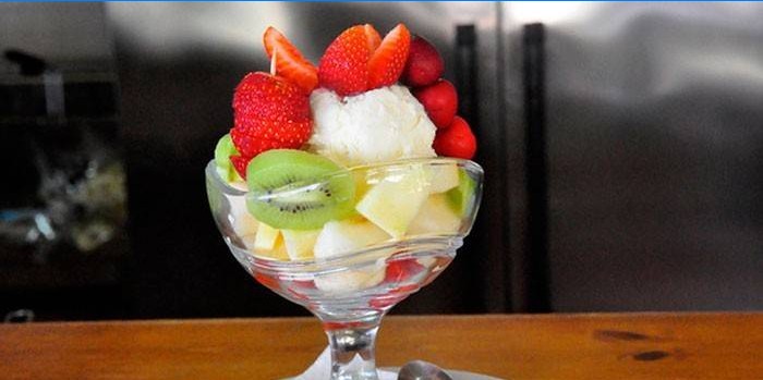 Salată de fructe cu înghețată