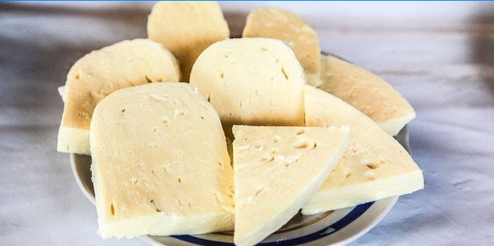 Brânză osetică într-o farfurie