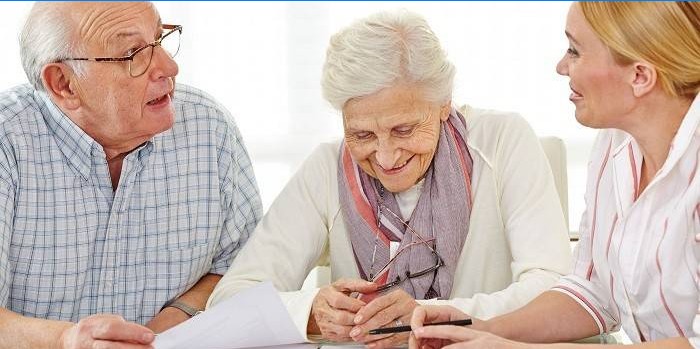 Cuplu în vârstă în consultare la Fondul de pensii