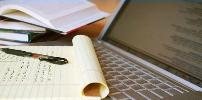 Notebook, stilou și laptop