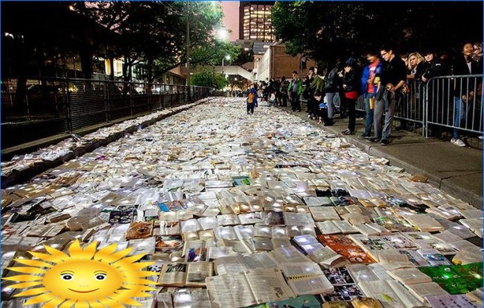 „Râul literar” chiar pe străzile orașului - artiștii au creat o instalație uimitoare
