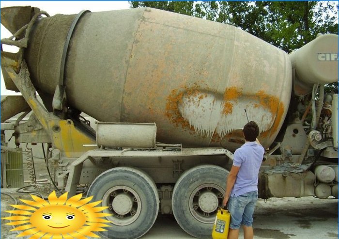 Solvenți din beton: cum să curățați suprafața mortarului întărit