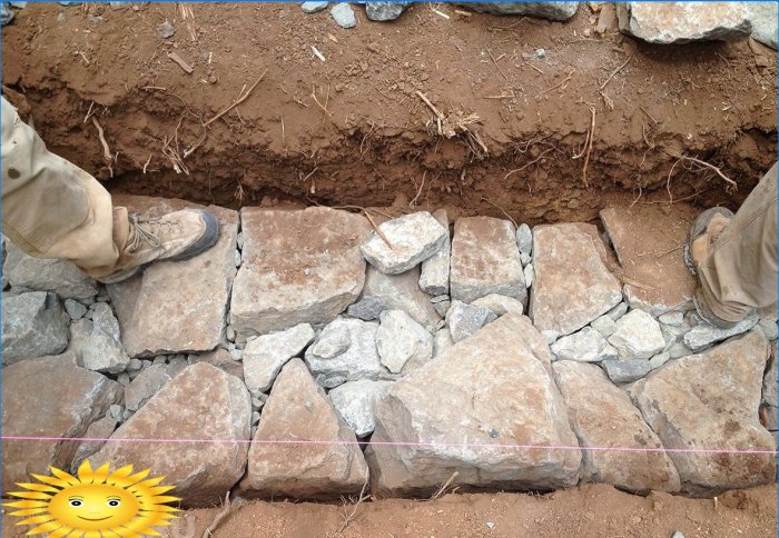 Fundația casei din piatră naturală: bază de dărâmături