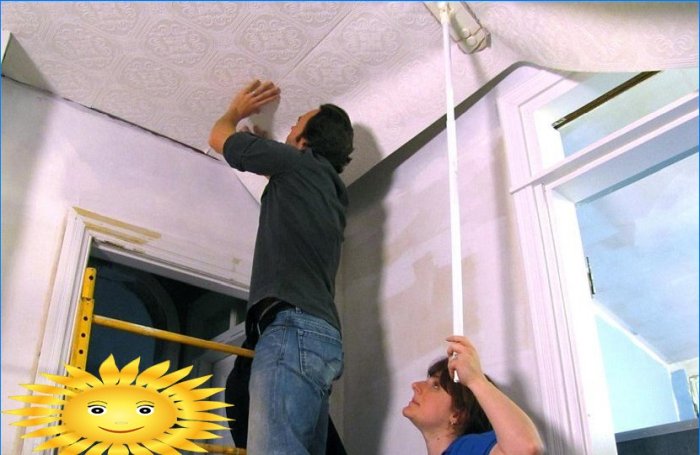 Repararea într-un apartament: cum să lipici tapet pe tavan