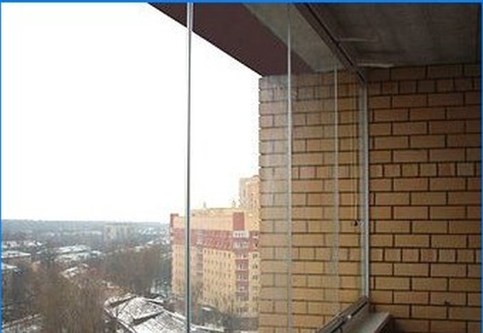 Vitrajul la rece al unui balcon: o imagine de ansamblu asupra sistemelor populare