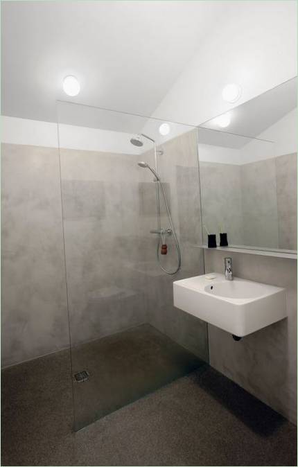 interior baie gri și alb după renovare