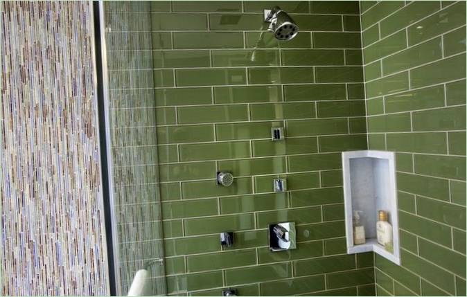Placi de perete verde în cabina de duș