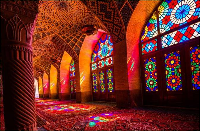 Coridoarele lungi și abstracte ale moscheii Nasir al-Mulk