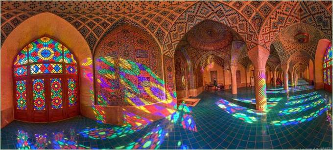 Reflexiile ferestrelor creează un efect panoramic la moscheea Nasir al-Molk