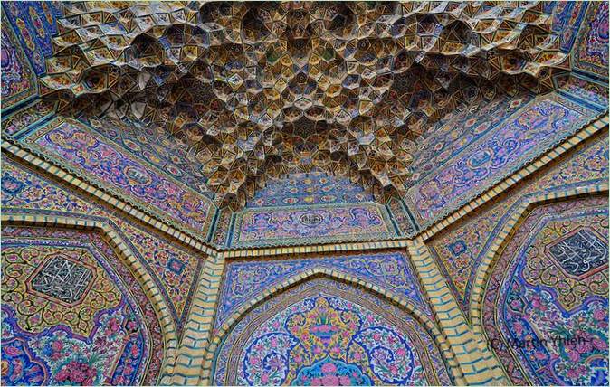 Cupola moscheii Nasir al-Molk înfățișează silueta lui Allah