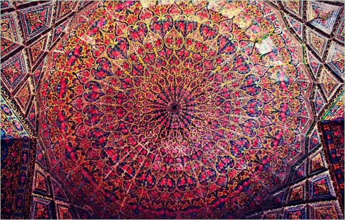 O pictură abstractă pe cupola moscheii Nasir al-Molk
