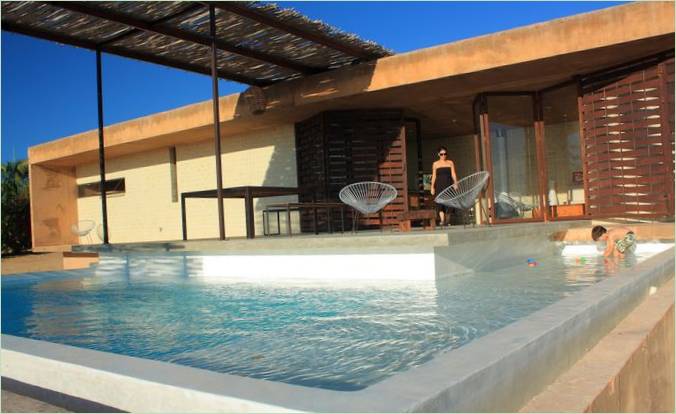 Lounge pe terasa piscinei unei case din Mexic
