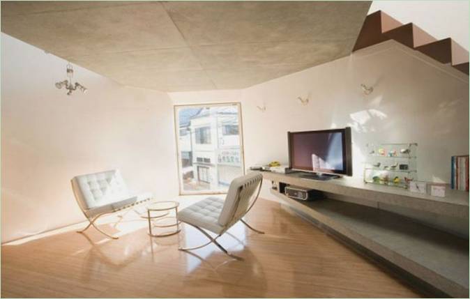 Design creativ al zonei de living într-o casă mică de Yasuhiro Yamashita în Tokyo