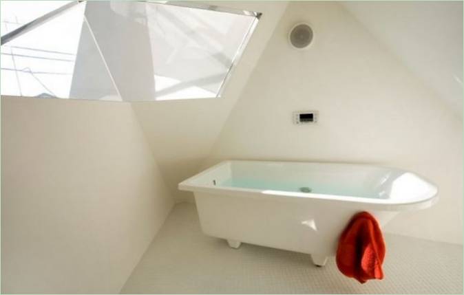 Decor de baie albită într-o casă mică de Yasuhiro Yamashita în Tokyo