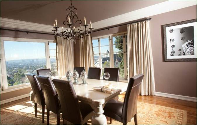 Design magnific de sufragerie cu ferestre panoramice