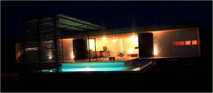 Iluminarea nocturnă a unei terase și a unei piscine în Mexic