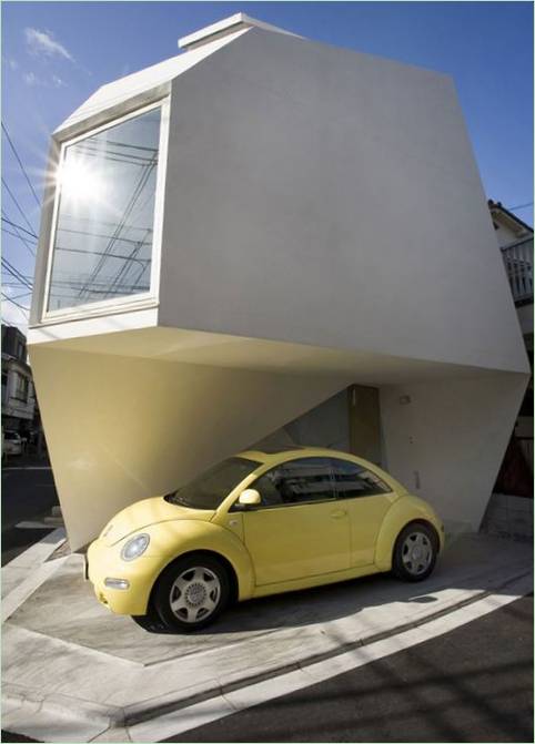 O mașină parcată în fața unei case mici, realizată de Yasuhiro Yamashita în Tokyo