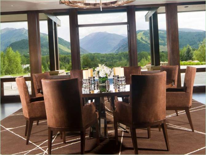 Sala de mese cu vedere panoramică la munte