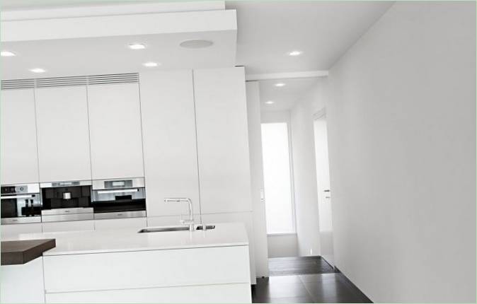 Design interior de bucătărie în tonuri albe