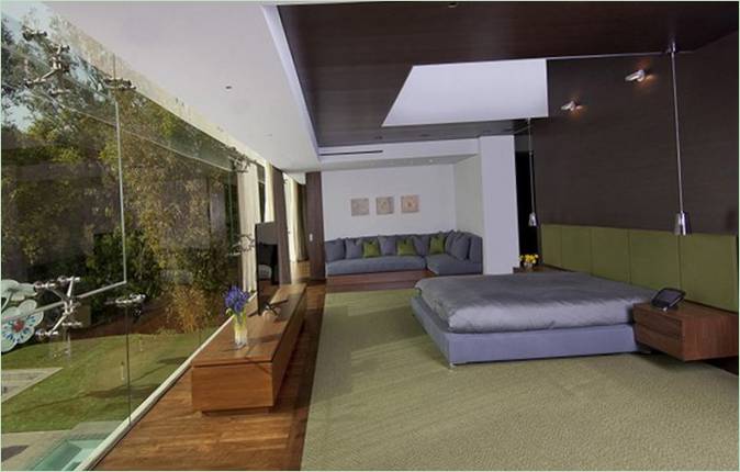 Design interior al unui dormitor cu ferestre din podea până în tavan