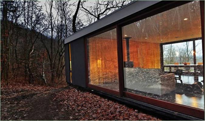 Casa de cabină stivuită mică și confortabilă