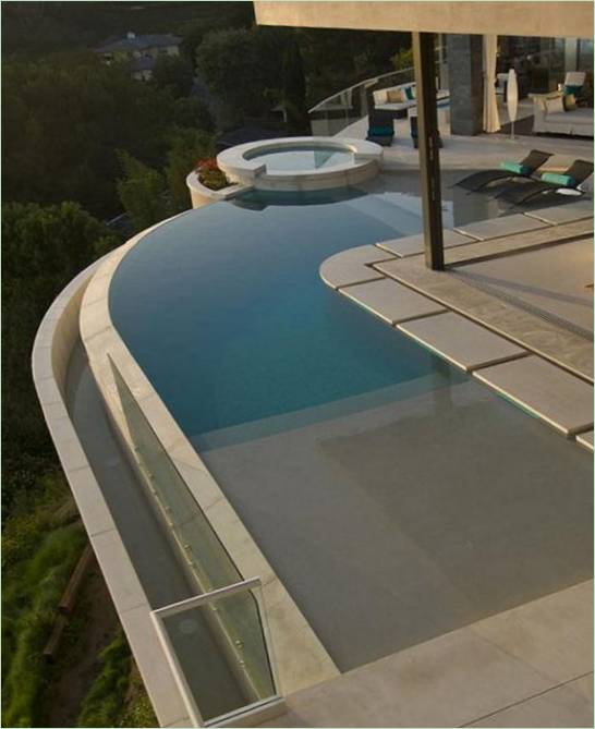 Designul unei case de vis de lux cu o piscină de colț