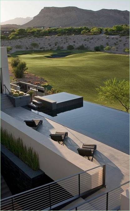 Proiectarea unei case de vis de lux cu o piscină cu vedere la piscină