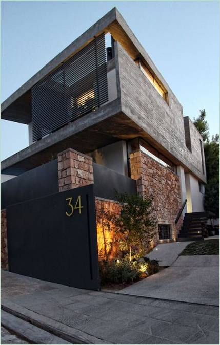 Designul interior simplu al unei case A&A: Un material diferit pentru fațadă