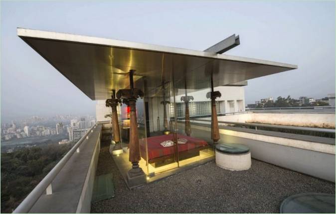 Un loc de dormit confortabil pe acoperișul unei case