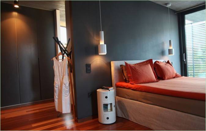 Un design interior simplu de acasă: lenjerie de pat luminos în dormitor