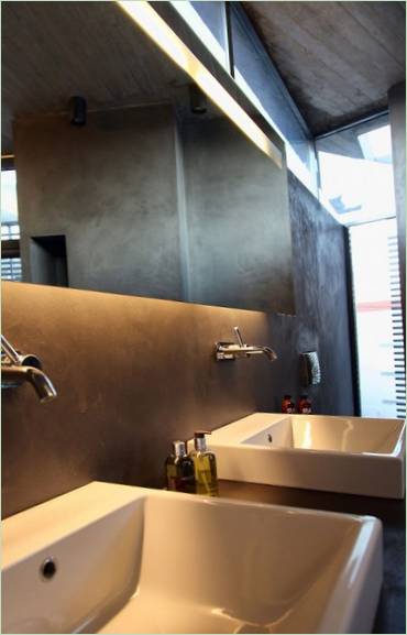 Design interior simplu de acasă: o oglindă dreptunghiulară în baie