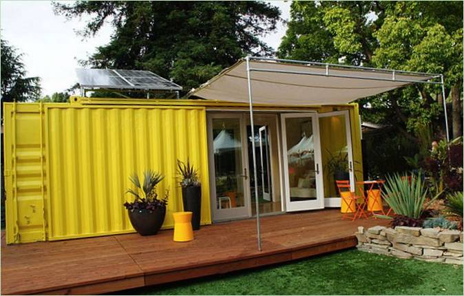 O casă modulară de container galben impresionant