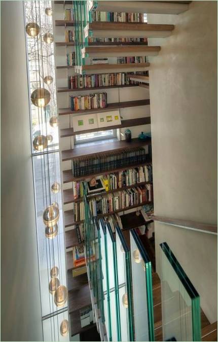 Rafturi de cărți deasupra scării