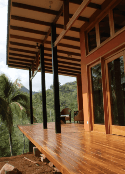 Mobilier de terasă de casă de țară - podea din lemn și mobilier din răchită