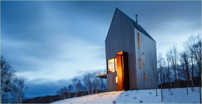 Casă cu fațadă din lemn by Design Base 8: casă pe un deal