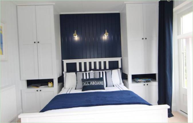 Interiorul unui dormitor în albastru și alb